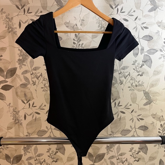 aritzia “contour” square neck bodysuit - Picture 2 of 4